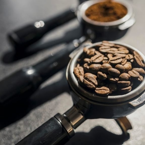 alto-angulo-tazas-cafetera-grano